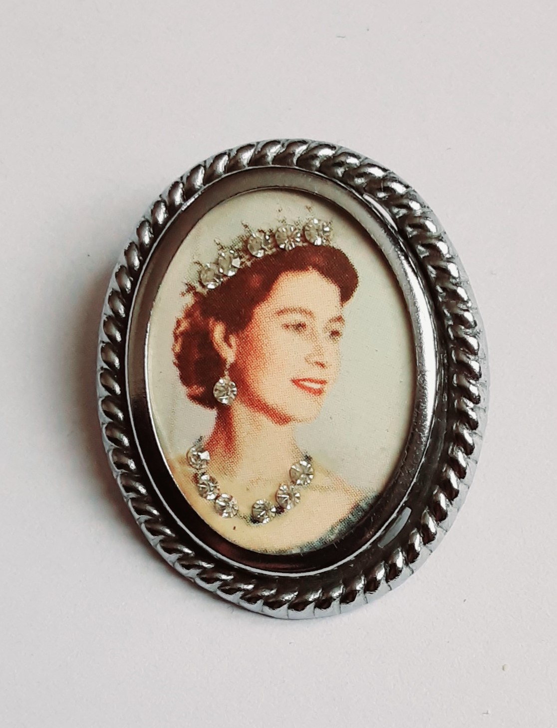 Elizbeth 11 coronation brooch