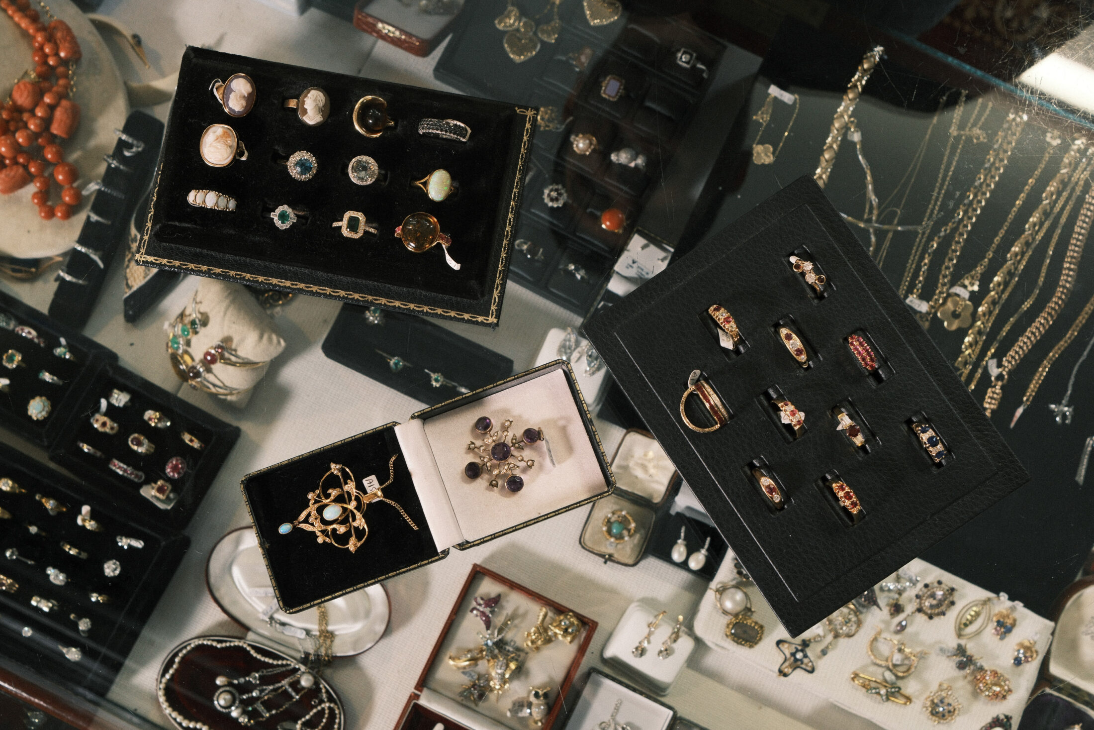 Pari's Jewellery | Alfies Antique Market | London’s Largest Indoor Antique and Vintage Market